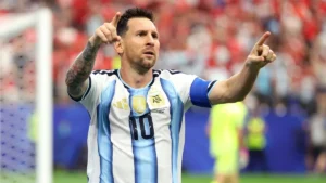 Messi faz dois, vira o maior artilheiro da história das copas e leva Argentina à liderança do Grupo J