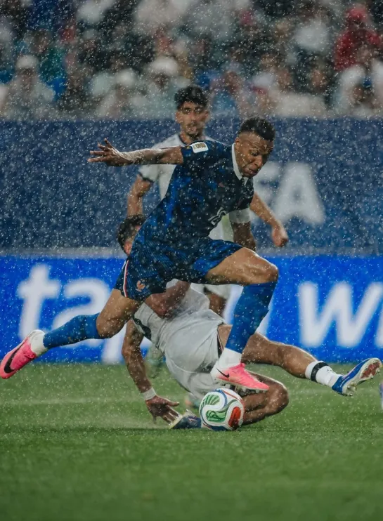 Mbappé brilha, França vence Iraque e garante vaga antecipada no mata-mata da Copa