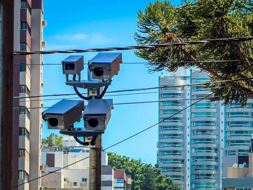 Detectores de avanço de sinal monitoram quase 10 milhões de veículos e registram baixo índice de irregularidades em Porto Alegre