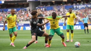 Canadá marca nos acréscimos, elimina a África do Sul e avança às oitavas da Copa