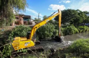 Dragagem remove mais de 53 mil metros cúbicos de resíduos de arroios em Porto Alegre em 2026