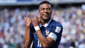 Mbappé brilha com dois gols e França estreia com vitória sobre Senegal na Copa