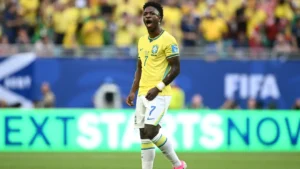 Vini Jr. brilha com dois gols, Brasil vence a Escócia e avança como líder do grupo