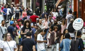 Mais de 10 milhões deixam a pobreza nas regiões metropolitanas brasileiras, aponta estudo