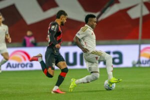 Inter perde para o Athletico, sofre quarta derrota seguida e segue perto da zona de rebaixamento