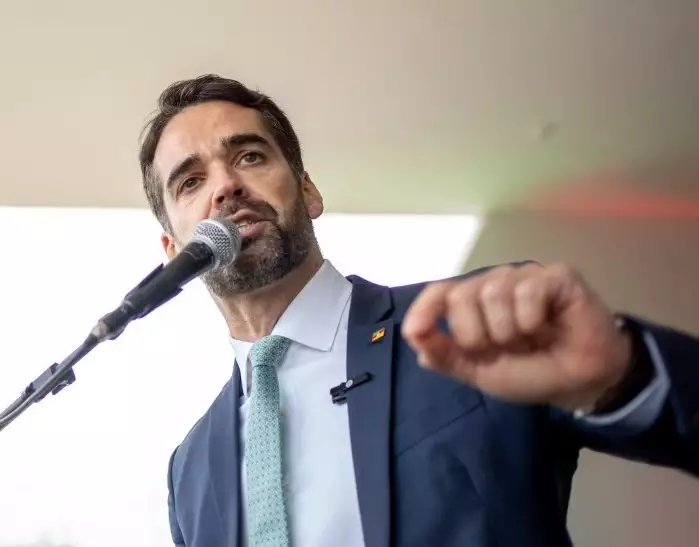 Eduardo Leite veta projeto que extinguia taxa de licenciamento de veículos no RS