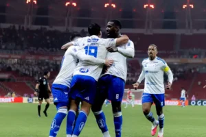 Cruzeiro vence o Inter no Beira-Rio, encerra tabu de 16 anos e sobe na tabela do Brasileirão
