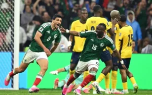 México vence o Equador, encerra jejum de 40 anos em mata-mata e avança às oitavas da Copa