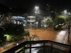 Chuvas provocam alagamentos no Norte do RS e Defesa Civil monitora possível elevação do Guaíba em Porto Alegre