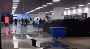 Parte do teto do Aeroporto Salgado Filho desaba após rompimento de tubulação; voos seguem sem alterações