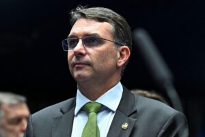 Flávio Bolsonaro critica governo Lula por risco de sobretaxa chinesa sobre carne brasileira