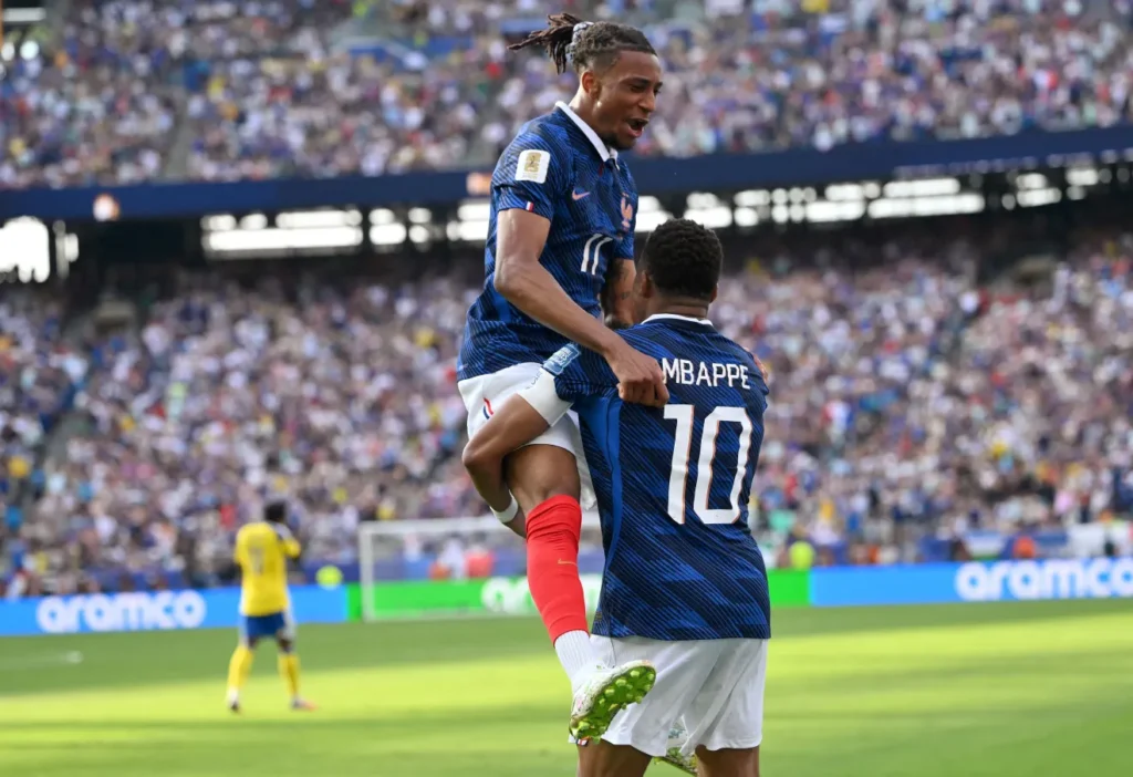 Mbappé brilha, quebra recordes e comanda goleada da França sobre a Suécia nas oitavas da Copa