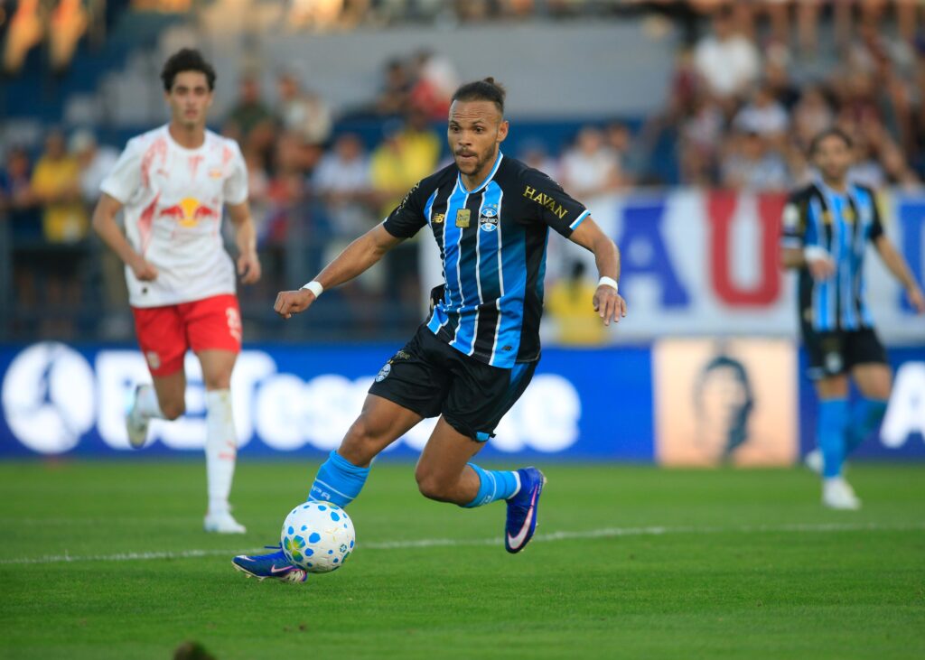 Grêmio sofre gol nos acréscimos e perde para o Bragantino pelo Brasileirão