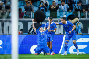 Grêmio vira sobre a Chapecoense, vence por 3 a 1 e ganha fôlego no Brasileirão