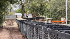 Porto Alegre instala barreiras móveis contra cheias no bairro Guarujá