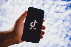Controladora do TikTok é multada em R$ 153,7 milhões por falhas na proteção de crianças e adolescentes