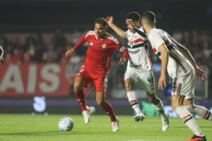 Inter perde para o São Paulo e segue na zona de rebaixamento do Brasileirão