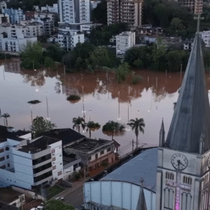 Rios Taquari e Caí ultrapassam cotas de inundação e milhares deixam suas casas no RS