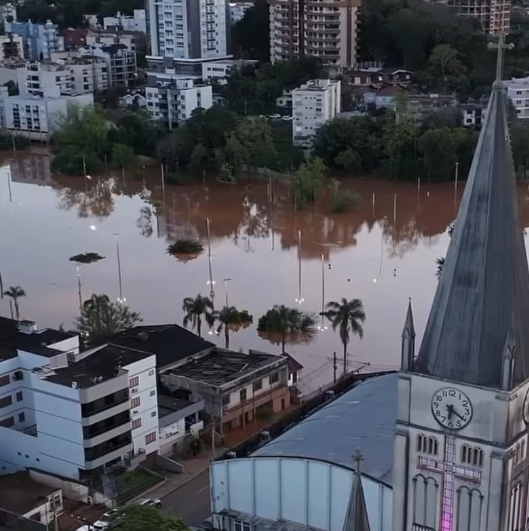 Rios Taquari e Caí ultrapassam cotas de inundação e milhares deixam suas casas no RS