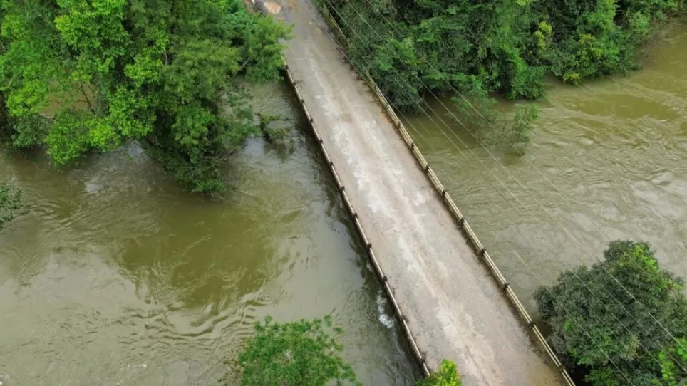 Abertura de comportas aumenta vazão do Rio Capivari e provoca interdição de ponte no Paraná