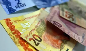 Juros para famílias chegam a 61,7% ao ano e inadimplência sobe para 6%